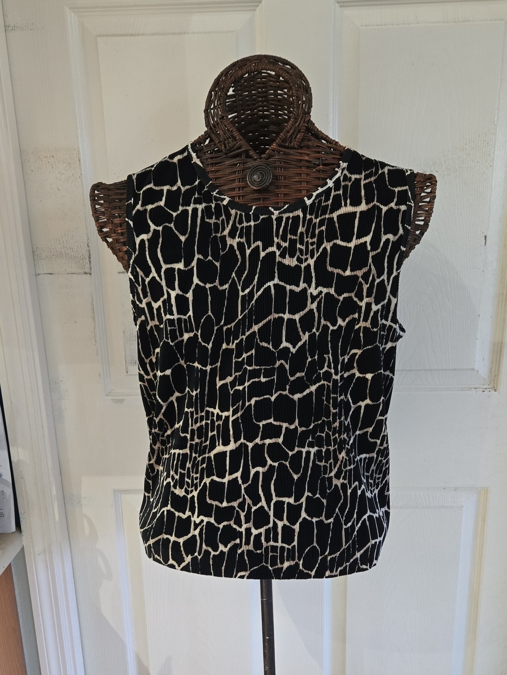 Sleeveless Black & Cream Printed Shell Top